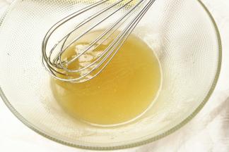 加入玉米油，继续打发几下。