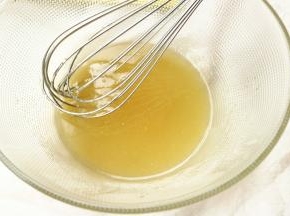 加入玉米油，继续打发几下。