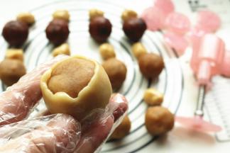 饼皮按扁，包入内陷，一点点推上去，最后完全包裹住馅料。