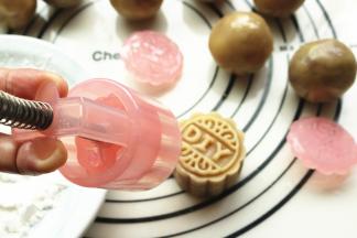 在平整的地方按压模子，最后再推出月饼。