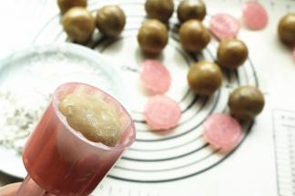 稍微整理成圆柱形，放入月饼模子。