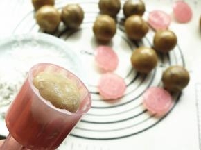 稍微整理成圆柱形，放入月饼模子。