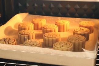 烤箱预热180度，烤5分钟定型。