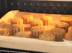 烤箱预热180度，烤5分钟定型。