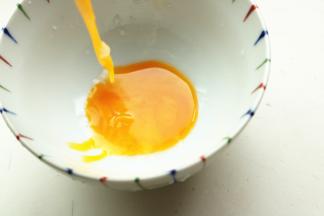 准备蛋黄水，一个蛋黄去掉外面的薄膜，1:1加入清水搅匀即可。