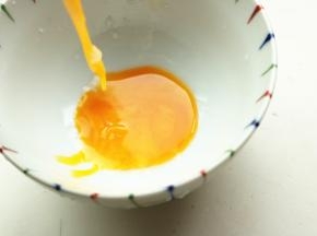 准备蛋黄水，一个蛋黄去掉外面的薄膜，1:1加入清水搅匀即可。