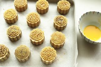 薄薄的刷一层蛋黄水，要特别薄，只刷在花纹上即可。