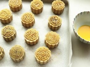 薄薄的刷一层蛋黄水，要特别薄，只刷在花纹上即可。