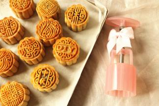 烤好的月饼不要马上移动，等在烤盘里凉透了装入保鲜盒回油。