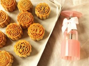 烤好的月饼不要马上移动，等在烤盘里凉透了装入保鲜盒回油。