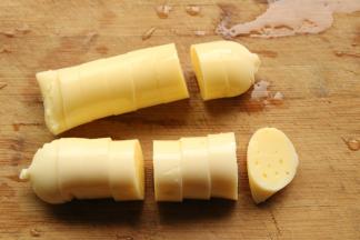 日本豆腐剪开包装，切成厚片。