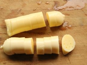 日本豆腐剪开包装，切成厚片。