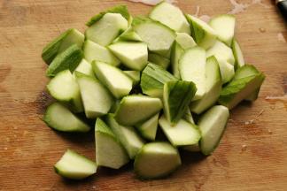 丝瓜切成滚刀块。火腿切片。