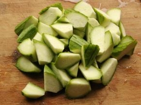 丝瓜切成滚刀块。火腿切片。