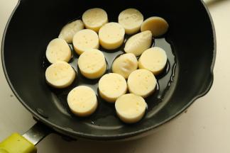 平底锅放油，放入豆腐片煎。