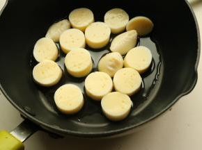 平底锅放油，放入豆腐片煎。