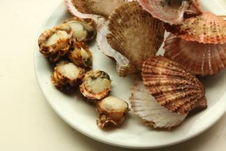 扇贝刷干净外壳，蒸锅烧开水后蒸3分钟左右，去壳待用。