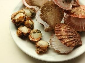 扇贝刷干净外壳，蒸锅烧开水后蒸3分钟左右，去壳待用。