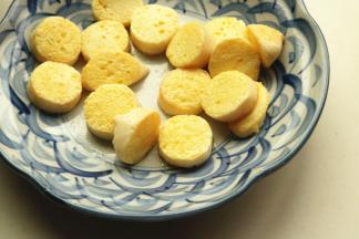 两面煎硬后捞出待用。