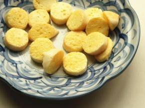 两面煎硬后捞出待用。