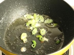 锅里爆香葱末。