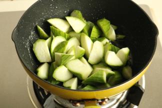 放入丝瓜块翻炒。