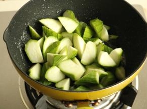 放入丝瓜块翻炒。