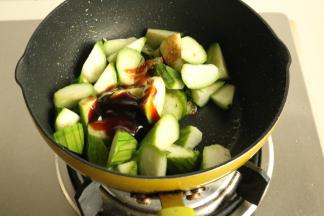 加入蚝油和盐调味。