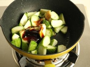 加入蚝油和盐调味。