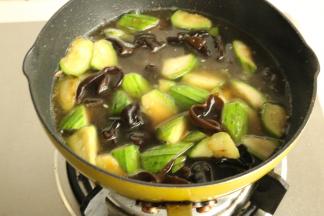 加入适量清水或者高汤继续煮。