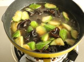 加入适量清水或者高汤继续煮。