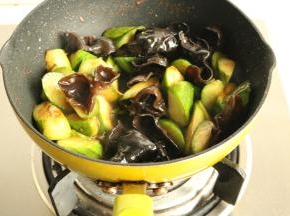 加入木耳翻炒。