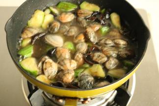 烧开后，放入蛤蜊。