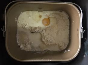 除黄油、奶油奶酪、糖粉外的所有材料投入面包机桶内，启动和面程序，和成有延展性的面团