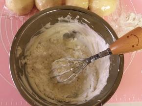 将室温软化的奶油奶酪和糖粉混合