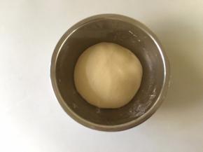 和好的面团放入一个碗中盖上保鲜膜室温发酵至2倍大