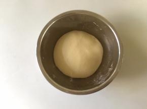 和好的面团放入一个碗中盖上保鲜膜室温发酵至2倍大