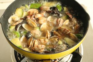 再煮半分钟，蛤蜊就会张开口。