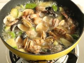 再煮半分钟，蛤蜊就会张开口。