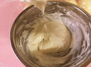用手动打蛋器打至顺滑后放入冰箱冷藏备用