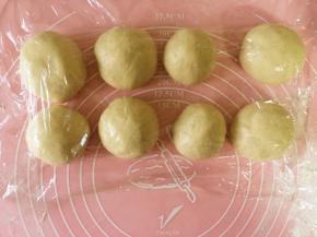 将每一份面团滚圆，盖上保鲜膜，让面团松弛10分钟
