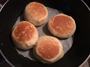 待一面略黄，小心地翻面，盖上锅盖再继续煎烤约6分钟，直至另一面也上色即可