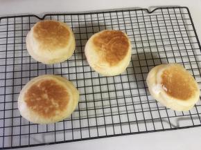刚出锅的乳酪面包放晾网上散热，待温热不烫口时就可以品尝美味了
