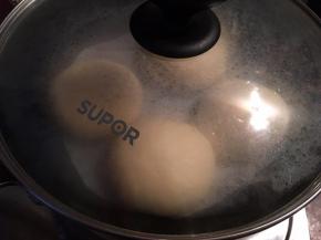 发酵好的面团，开最小火，盖上锅盖煎烤6分钟左右