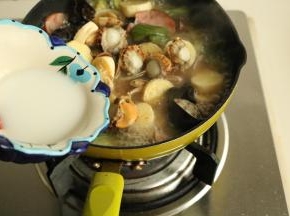 加入适量水淀粉，煮开。