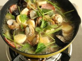 再放入香菜调味。好喝的汤就煮好了。