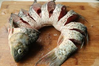 切成段，但鱼腹部分不切断，展开成环状。，这样会比较容易入味。