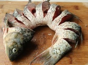 切成段，但鱼腹部分不切断，展开成环状。，这样会比较容易入味。