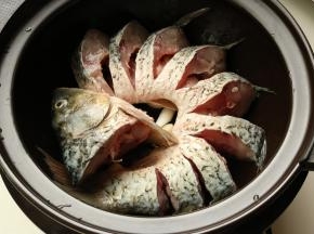 鱼蜷起来放入砂锅。
