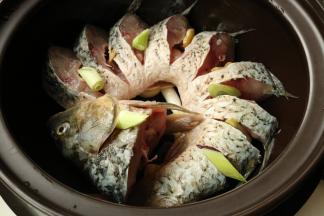 鱼身上也摆上姜片和葱段。